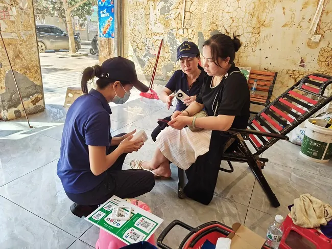 先锋队为受灾商户更换新的收款码牌机具 (1).jpg