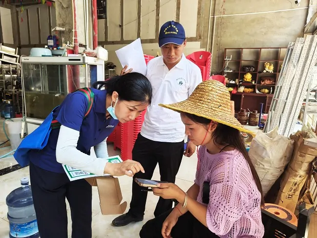 先锋队为受灾商户更换新的收款码牌机具 (2).jpg