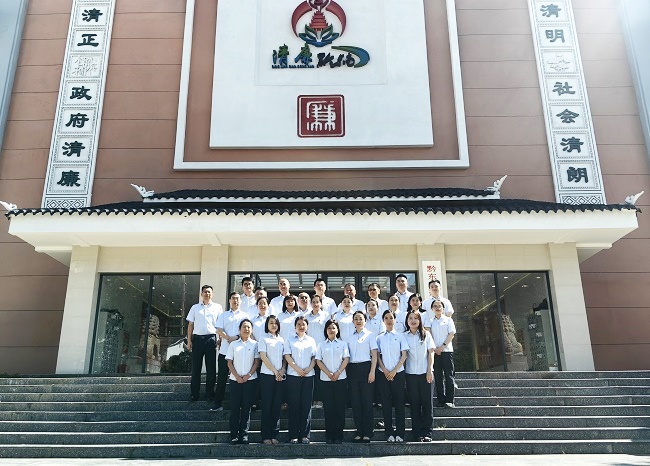 图为：中行凯里分行组织党员干部到黔东南州廉洁文化教育基地参观学习.jpg