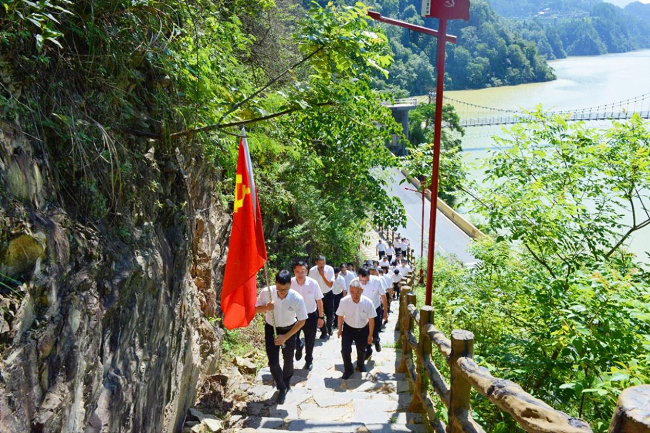 图为：赴红色镇江开展革命传统教育.png
