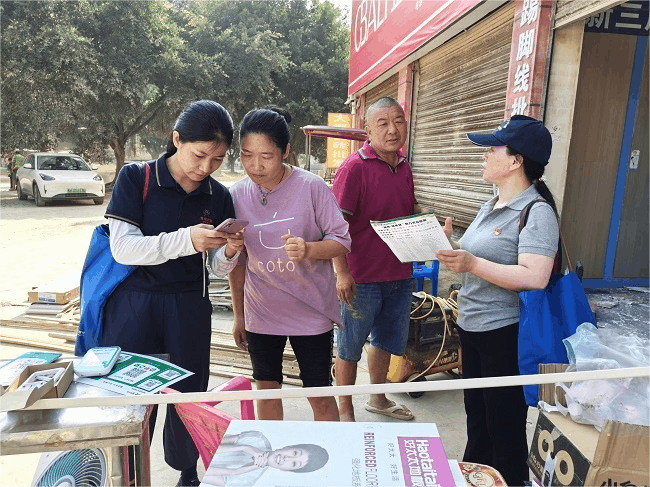 图为：农信先锋队迅速开展金融服务.gif