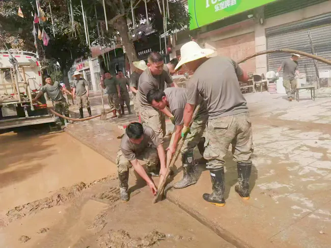 勇赴抗洪一线，彰显退役军人本色