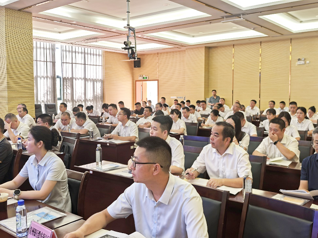 图为：学员在认真听讲.png