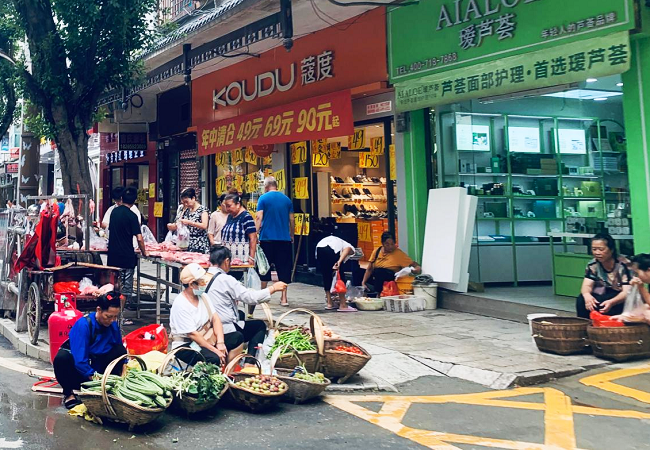 图为：农贸市场临时摆摊点.png