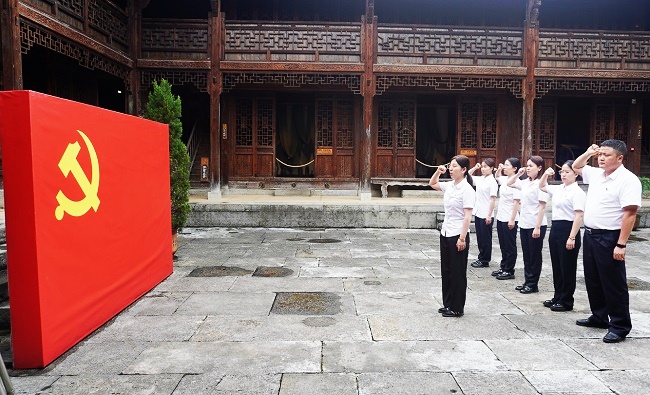 图为：重温入党誓词.jpg