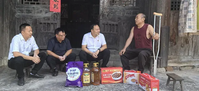 国寿财险黔东南中支建军节慰问困难老兵传递关怀温暖