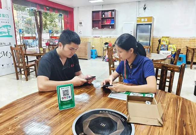 图为：走访商户-维护码牌及宣传“扶商 榕易贷” (3).jpg