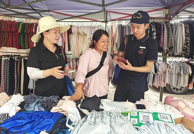 图为：走访商户-维护码牌宣传“扶商 榕易贷” (2).jpg