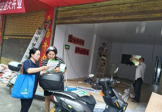 图为：走访商户-为商户办理灾后重建“扶商 榕易贷” (1).jpg