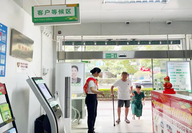 图为:营业网点工作人员“开门迎宾”.png