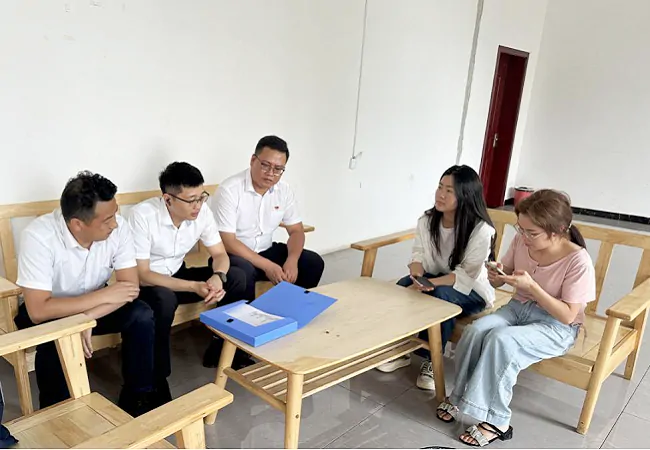 图为：锦屏农信联社工作人员上门走访，了解企业客户经营状况及融资需求.png