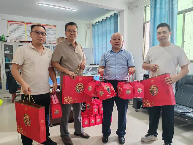 中秋慰问暖一线 心系干部助振兴