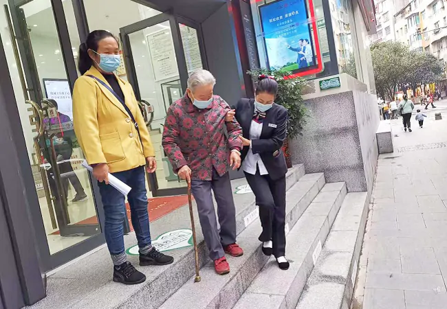 图为:黄新云同志暖心搀扶老年客户下台阶.png