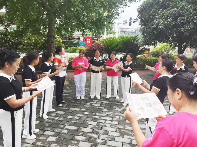 图为 ：杉木河分社杨会计在网点门口开展假币识别宣传.png