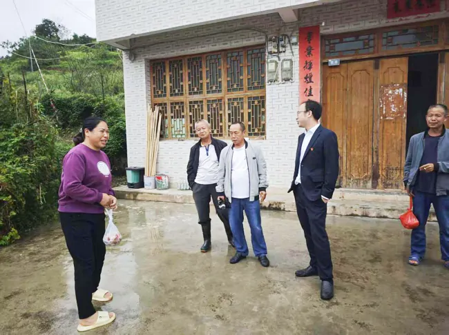 贵阳银行黄平支行开展下乡帮扶活动