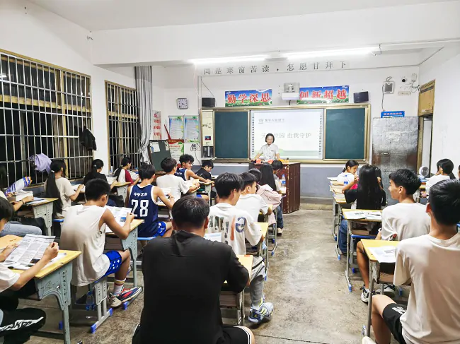 黎平农商银行：反诈知识进校园 守护青春不&ldquo;受骗&rdquo;