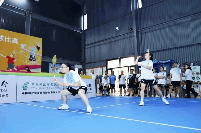 图为：赛场上队员们的精彩瞬间111.gif