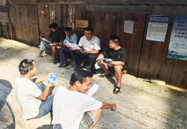 图为：进村入户开展宣传2.png