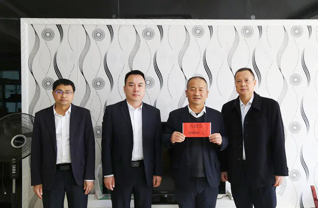 重阳送暖入家门&nbsp;情系老职工显关怀