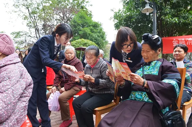 图：为社区老人讲解金融知识.jpg