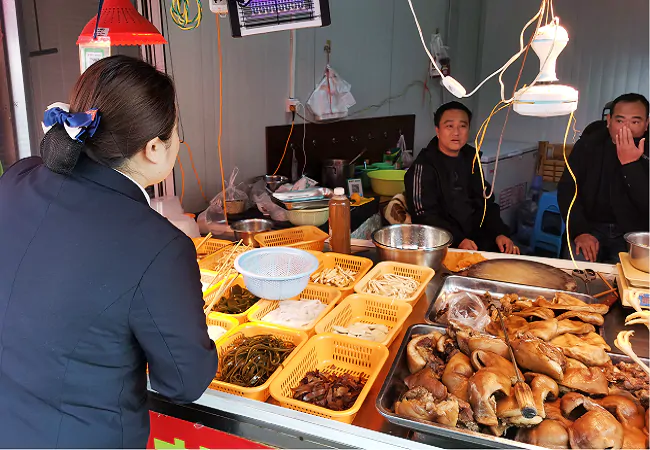 图为 ：杉木河分社副主任洪玮带队走访商户为商户讲解金融政策.png