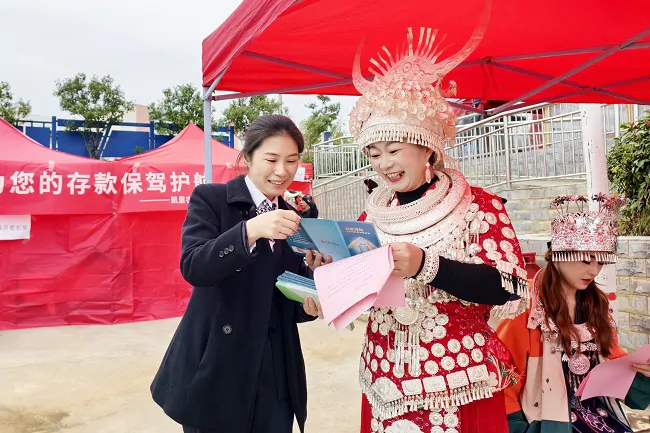 凯里农商银行联合多部门进社区开展重阳节主题活动