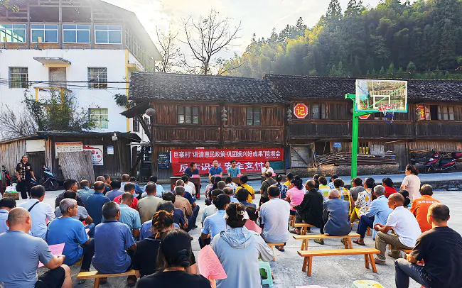 邮储银行锦屏县支行：院坝会搭起&ldquo;连心桥&rdquo;，惠民政策送到群众心坎上