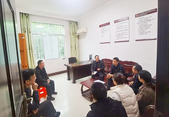 图为：在锦屏调解工作室座谈.png