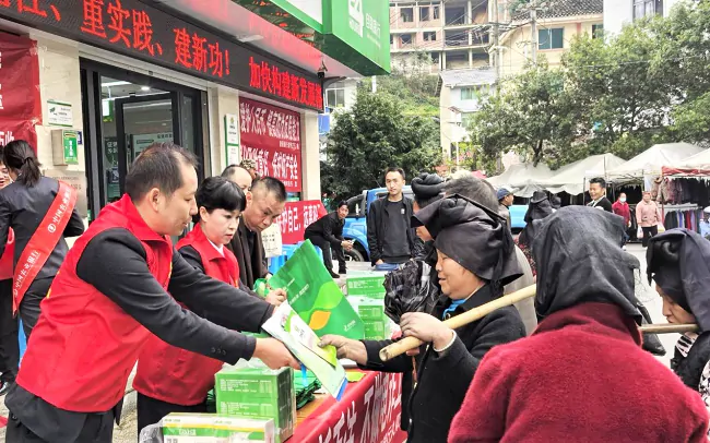 苗乡集市 &ldquo;反诈声&rdquo; 入耳！剑河农商银行把安全守护送到苗族乡亲身边