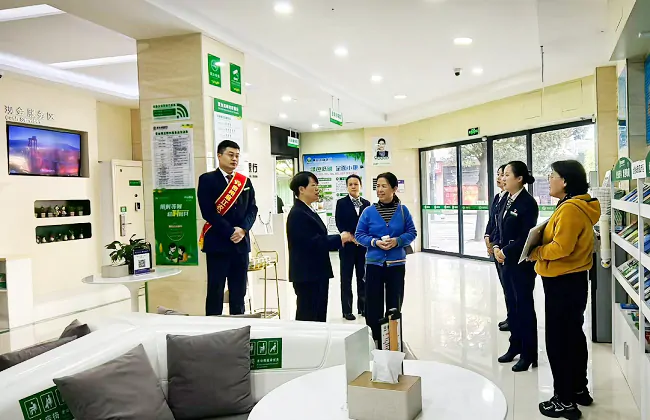 黔东南州银行业协会到麻江农商银行城关支行开展2024年度&ldquo;十佳&rdquo;网点复查工作