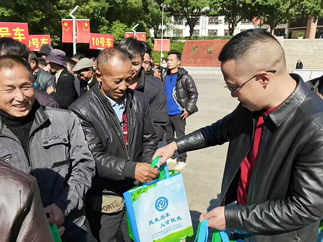 图为：从江农商银行工作人员为外出务工人员送温暖.png