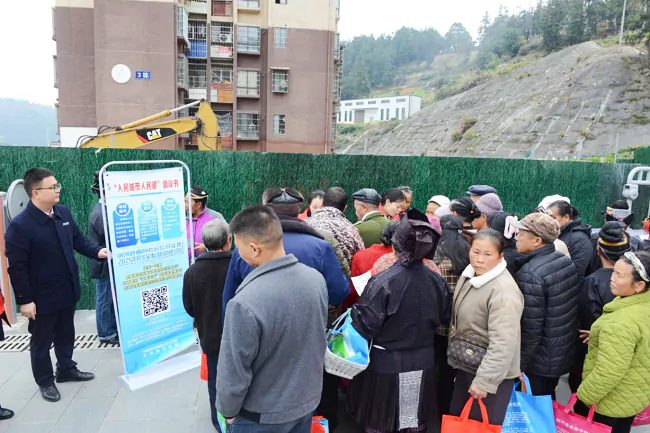 志愿红点亮社区 文明风浸润人心