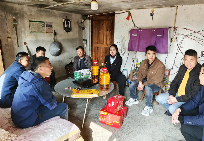 图为：深入困难群众家走访慰问.png