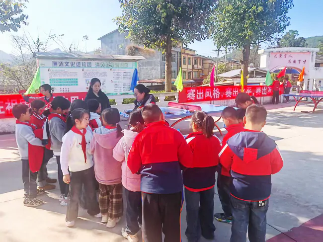 图为 ：宣传员与学生们开展互动问答.png