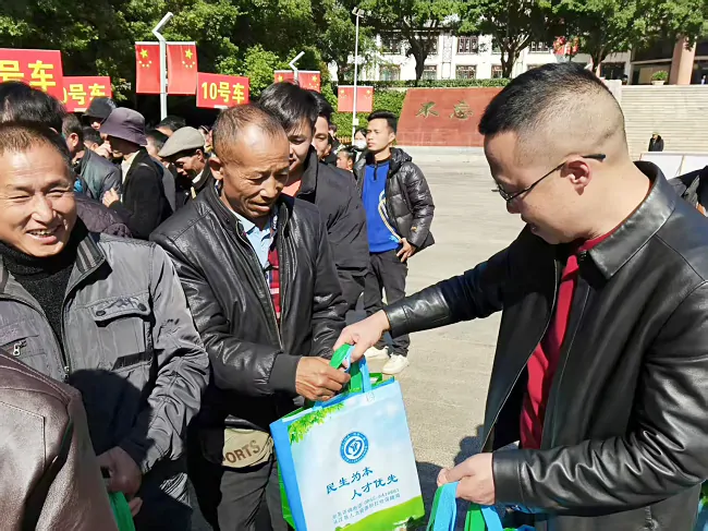 图为:从江农商银行工作人员为外出务工人员送温暖2.png