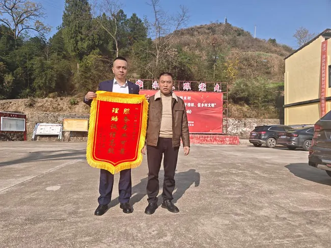 热情服务获赠锦旗致谢