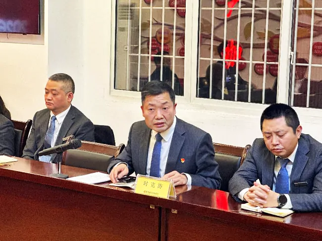 图为:副行长时克涛总结成绩,布局稳健发展.png