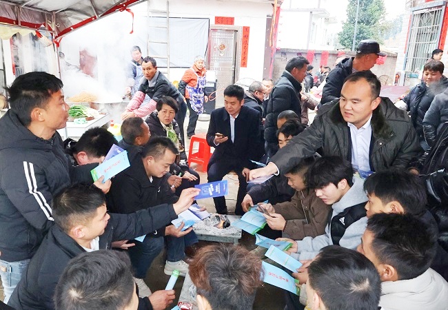 麻江农商银行：服务送进院坝里 温暖送到心坎上