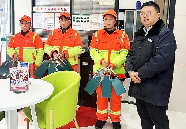 情系户外劳动者，邮爱驿站送温暖