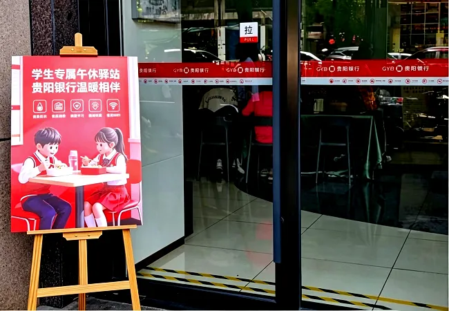午间驿站传暖意  少年休憩享安心