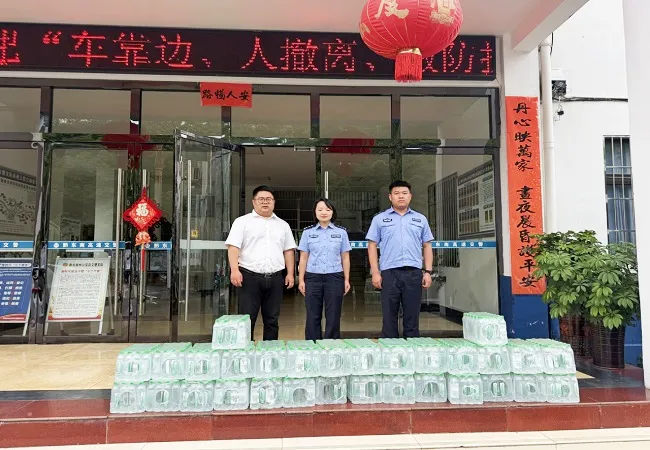夏日送清凉  警银暖人心