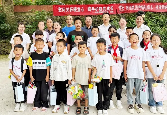 慰问关怀暖童心   携手护航共成长