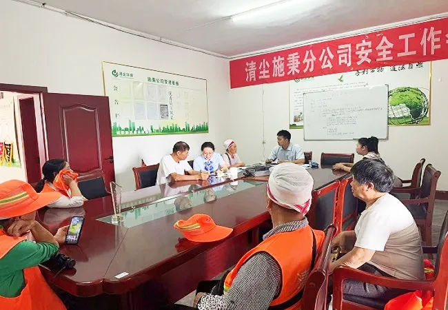 金融暖民心   服务护环卫