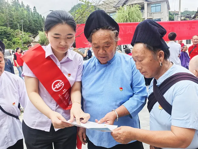 农行台江县支行：党建引领办实事 反假惠农护民生
