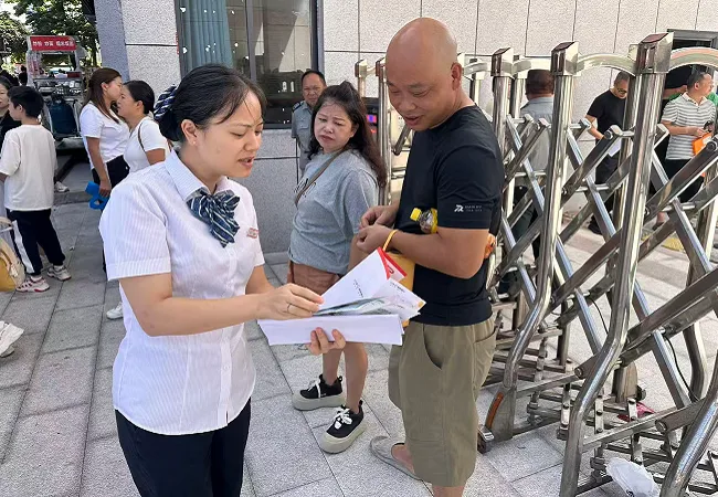【2026年金融教育宣传周】贵阳银行鑫城支行开展开学季反假币、反诈知识宣传活动
