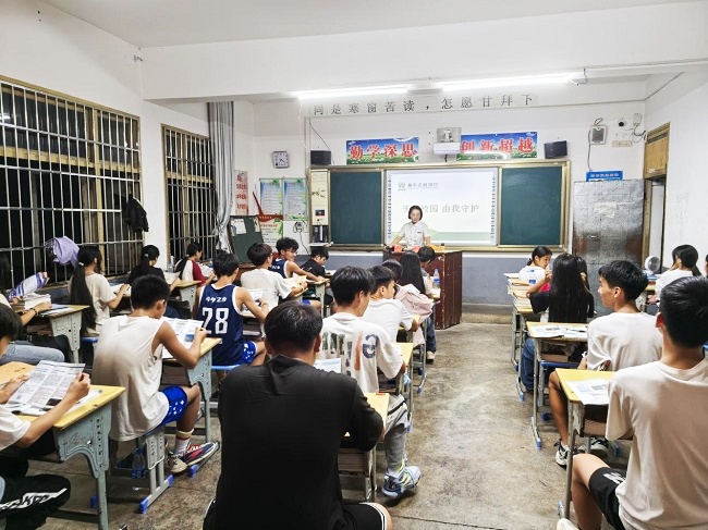 图为：黎平农商银行工作人员进校园开展反诈小课堂 筑牢金融安全防线.jpg