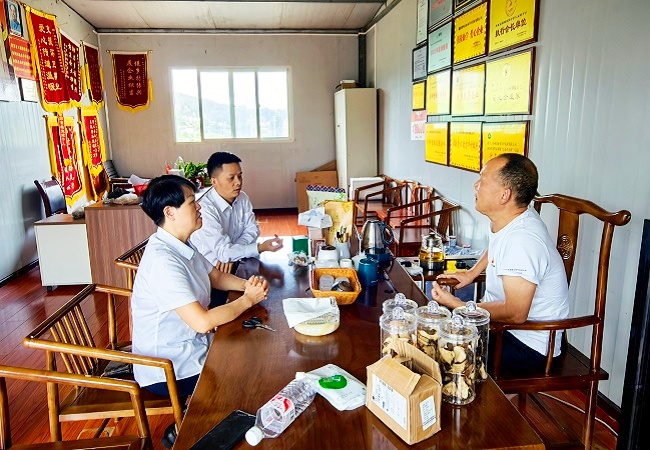 麻江农商银行弘扬新时代农信&ldquo;挎包&rdquo;精神   让金融服务多跑腿客户办事少走路