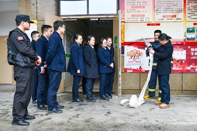 1769677068901638.jpg 图为:消防员手把手指导参演人员操作消防栓.jpg