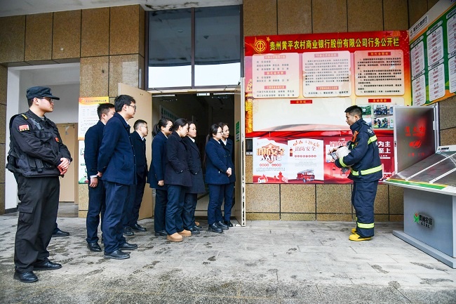 1769677125360827.jpg 图为:消防员现场演示并讲解消防栓使用流程1.jpg