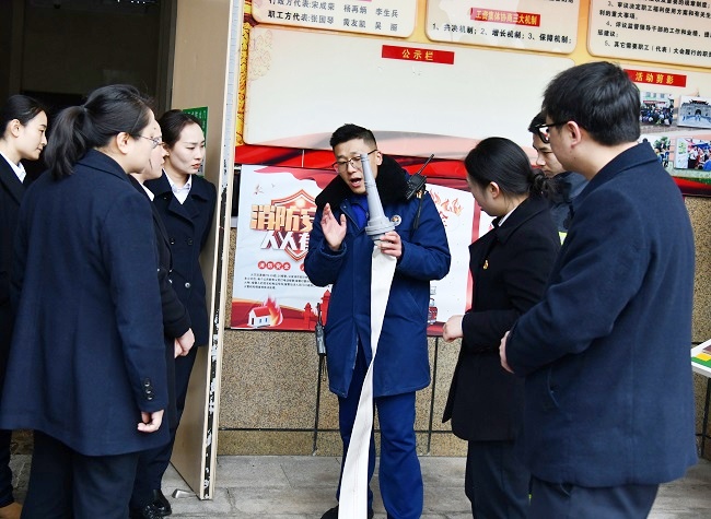 1769677135279371.jpg 图为:消防员现场演示并讲解消防栓使用流程2.jpg